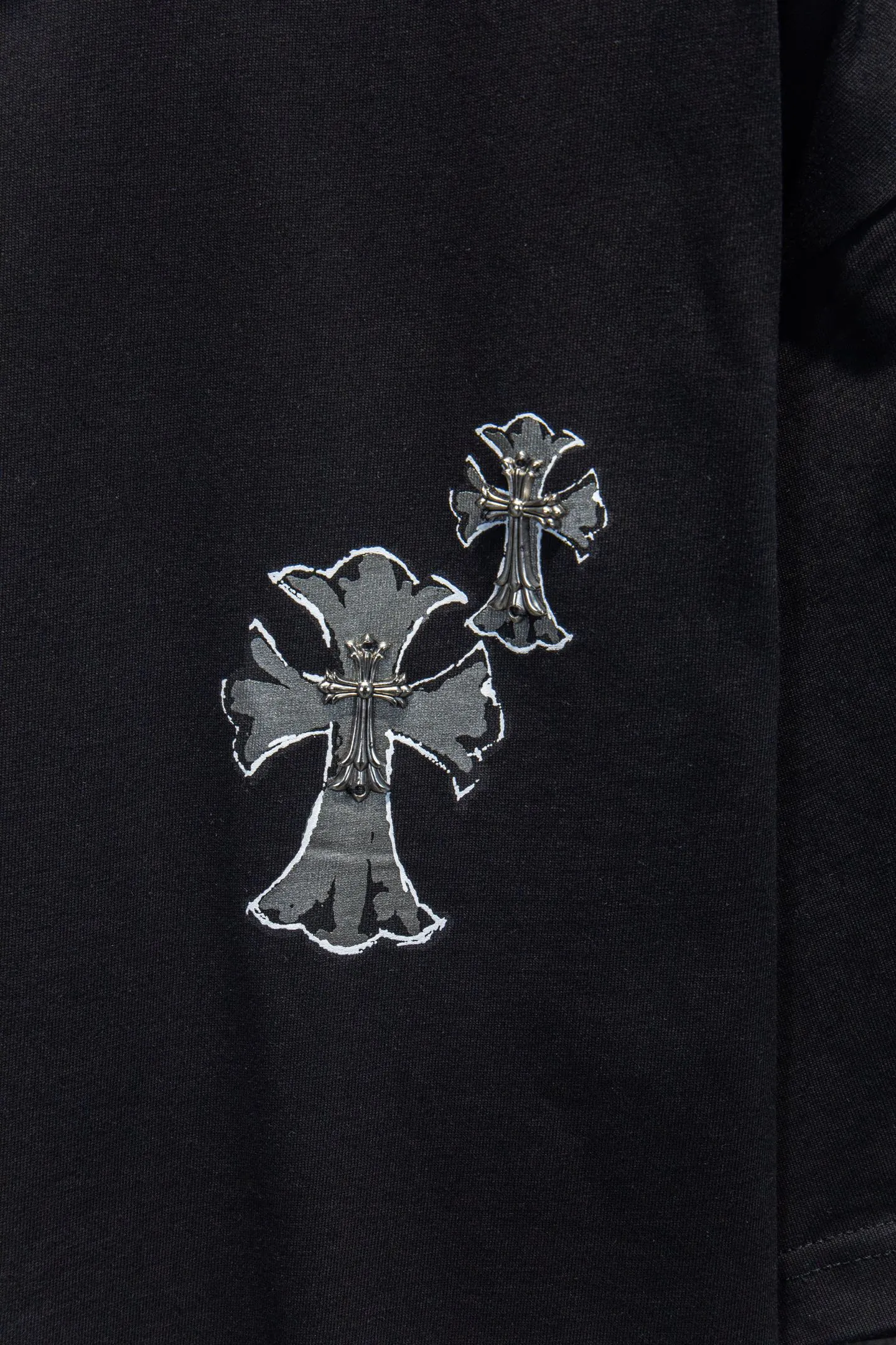 P180 Chrome hearts• 25ss ⚠YB custom-woven and dyed fabric, color, printing, version, accessories, hardware. The fabric is woven by imported machines. The uniqueness of the cloth texture creates a perfect garment effect. The fabric is made of 260-gram clean cloth with 320-gram 1*1 rib. 4-color environmentally friendly dyed fabric, and the threads are in the same cylinder without color difference.  Gradient graffiti on garments, hand-painted graffiti technology on garments, details clearly visible on the collar, pockets, cuffs, and front and rear threads. The printing uses Japanese BROTHER white ink digital direct-injection garment printing. This model is a global limited edition. In order to present a product like a work of art, after a long period of repeated determination of details, a very high-standard garment is presented. The front chest is made of direct-injection printing environmentally friendly glue material, using a mechanized printing process. Mechanical printing has high precision, the positioning accuracy can reach ±0.02mm, and the quality is stable.   The body of the garment is processed with hand-nailed hardware elements, which greatly increases the interest of the garment and creates a unique visual effect. The special washing effect creates a unique aged effect.  Croix Heart Short Sleeve must be the first short-sleeved piece in spring and summer that blurs the boundaries of unisex style. It has a classic dropped shoulder oversize version and a loose and casual upper body.  Color: Black White Size: S M L XL